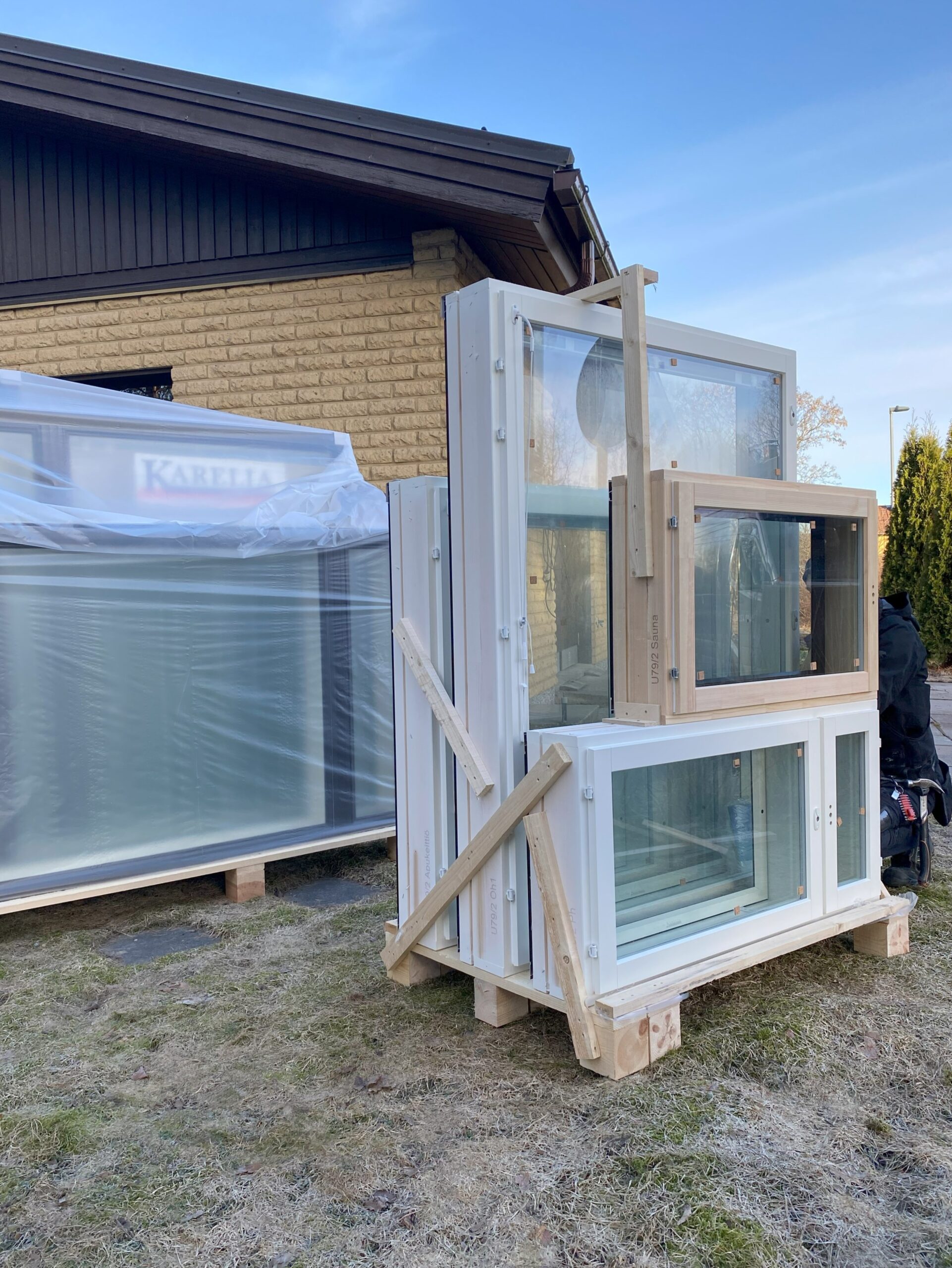 karealia ikkunat pihalla